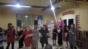 Веселый конкурс для праздника "Танец частями тела"