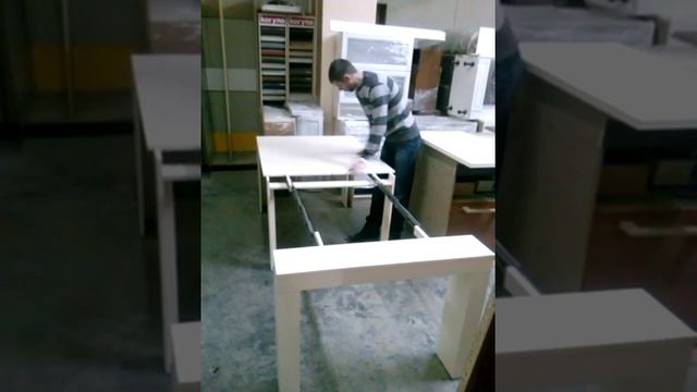 Невероятно компактный консольный стол ванильного цвета смотреть онлайн