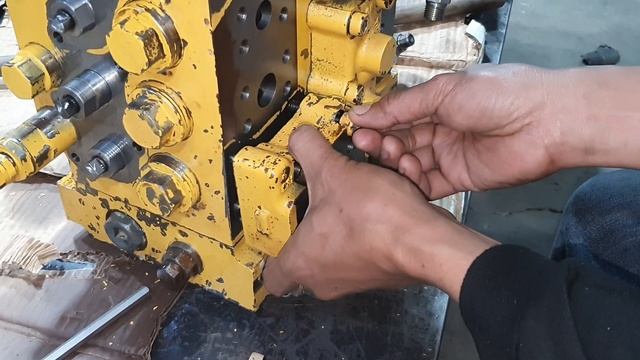 How To Repair Control Valve Komatsu PC200 7 Excavator смотреть онлайн