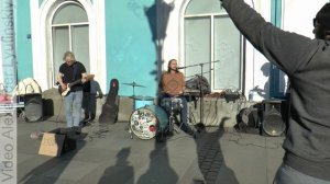 Кавер-версия песни Леонида Агутина "Пароход" в исполнении уличных музыкантов в центре Питера