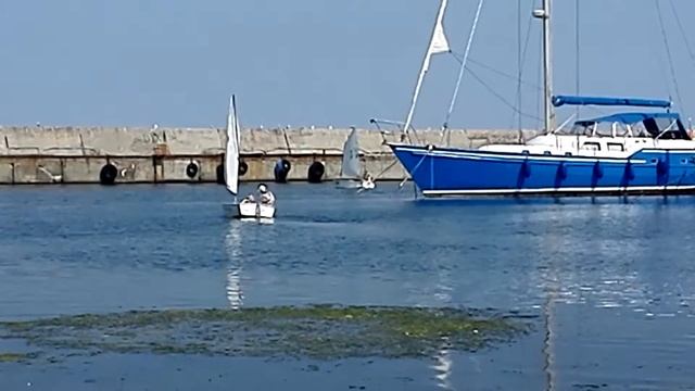 швертбот , Одесса  , Сашка учится ходить под парусом. смотреть онлайн