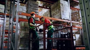 Правила безопасности работы на складе — Работая на высоте, пристегнись