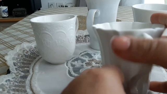 Фарфоровые чайные чашки, стеклянные вазочки