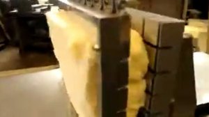 Видео работы машины для струнной резки монолита сливочного масла
