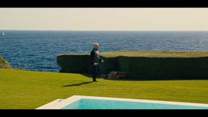 Смешной момент фильма"Отпетые мошенницы" Она плохо стреляет!!!