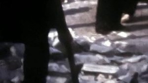 1988 год. Тюмень. Ученики школы №7 убирают снег. Любительская кинопленка. Из архива Алевтины Малых.