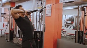 355 протяжка на заднюю дельту с верхнего блока с канатом с фазами выпрямления рук вверх