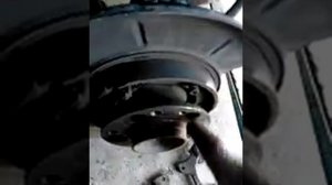 БМВ е34 Звенит заднее колесо