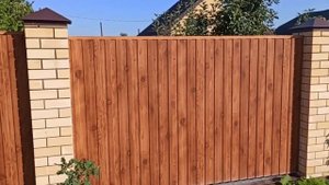 Забор из профнастила С8 Золотой орех 3D производства Завода «Первая Кровельная»