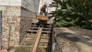 Самоделка для подъема тачки по лестнице