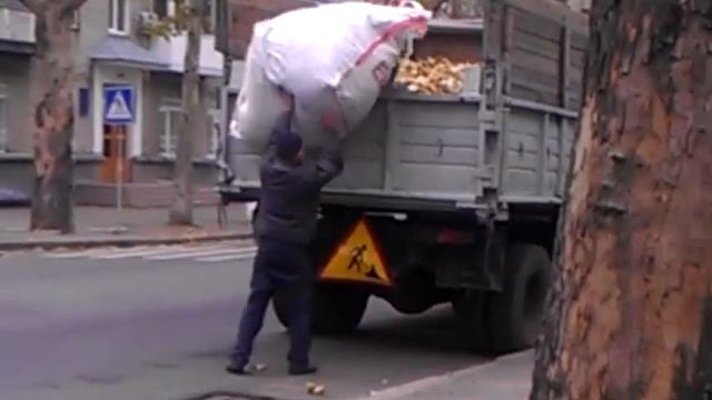 Видео БлиNКом.Сбор опавшей листвы на ул. Адмиральской смотреть онлайн