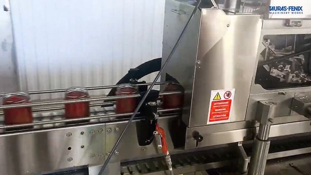 Фасовка пастообразных продуктов (томатная паста, майонез) в стеклянные банки с крышкой твист-офф.