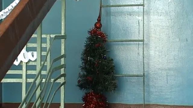 Жильцы 7 микрорайона украсили подъезды к празднику 25-12-2012 смотреть онлайн