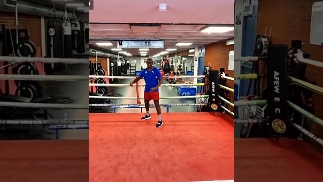 CIRCLING a Southpaw or Orthodox opponent