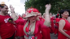 Женщины в красных платьях в Санкт-Петербурге.