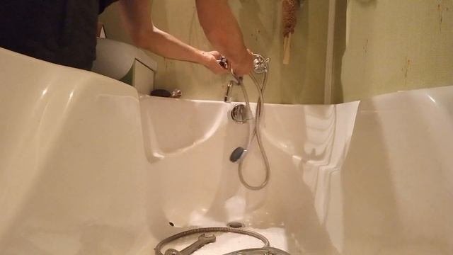 Меняю кран в ванной #видео  #топчик #сам #делаю #ремонт крана #замена крана #сантехническиеработы