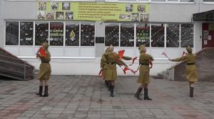 Танец в исполнении учителей школы "Регулировщицы"