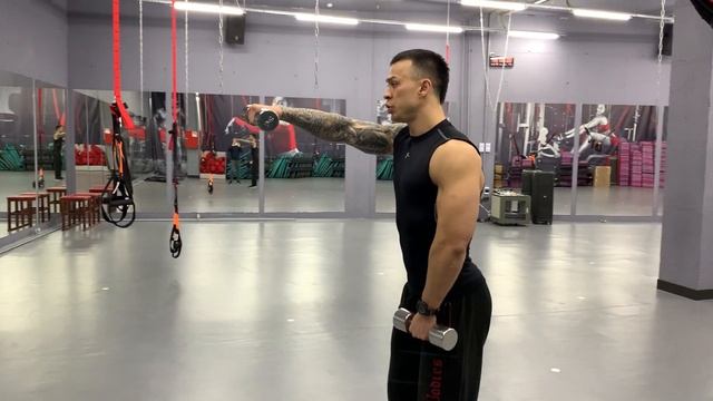 Подъем гантель перед собой поочередно