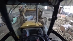 Крушим здания на заводе, опасная работа Cat 428 ep32
