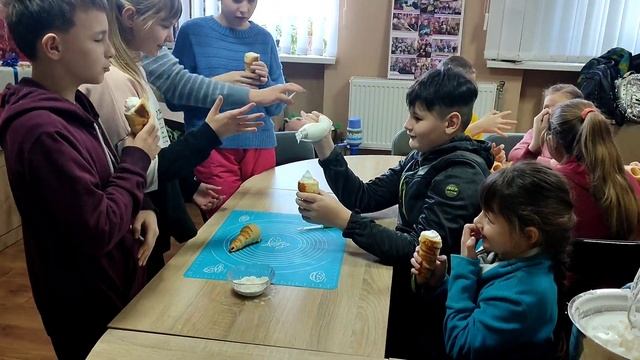 Трубочки из слоёного теста с белковым кремом.