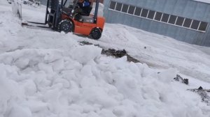 ЧИСТКА СНЕГА ПОГРУЗЧИКОМ