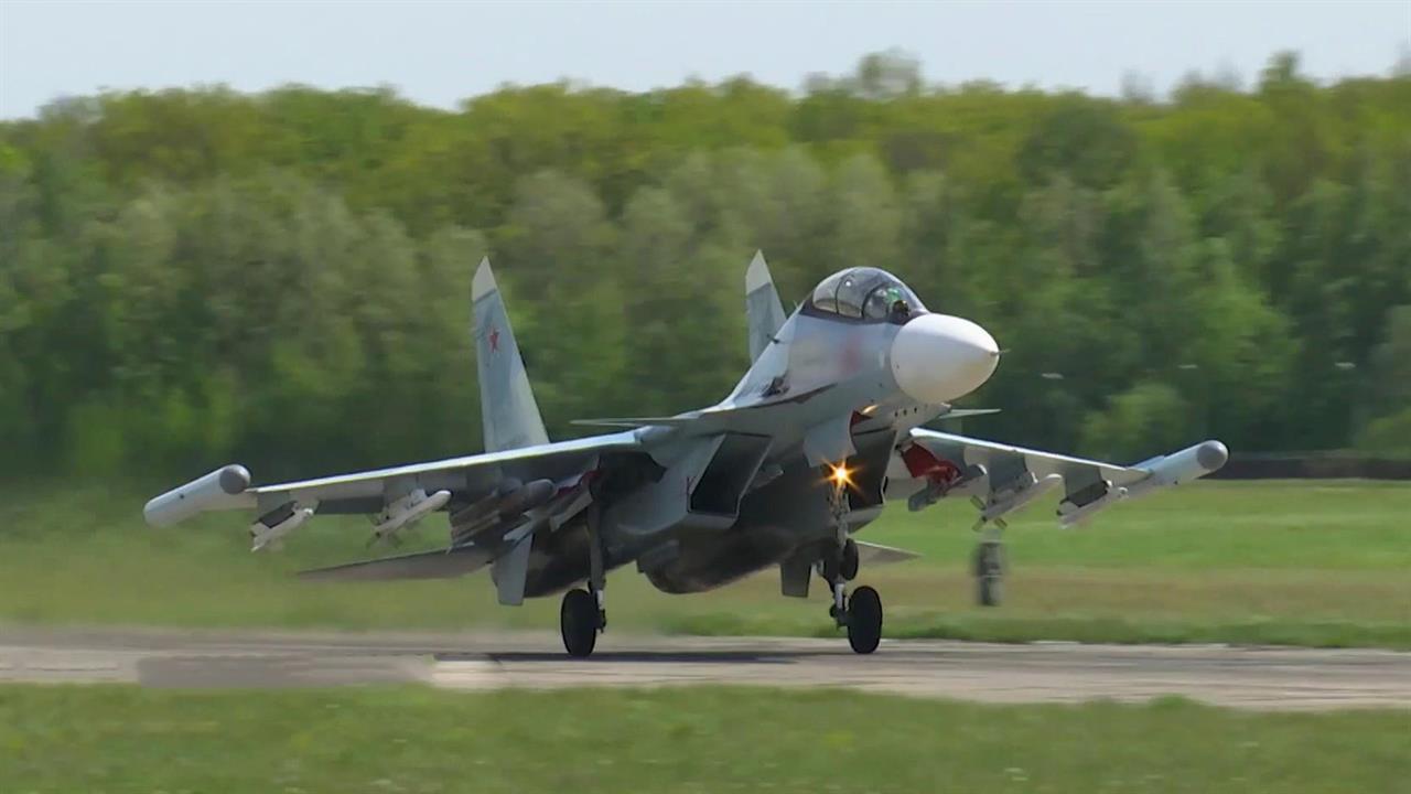 Минобороны РФ показало работу истребителей Су-35С и Су-30СМ