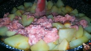 Жареная картошка с фаршем.