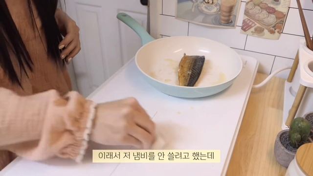 ENG)vlog?치즈 불닭 볶음밥 만들어 먹고?핫케이크 만드는 집콕 일상.?레몬칩 만들기(고구마 쉬림프 피자,치즈 크림 파스타,고추장 수제비,치즈라떼번,고등어구이,된장찌개,쏘야) смотреть онлайн