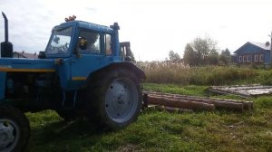МТЗ -82 и вилочный погрузчик (кара) .  Погрузка леса подъёмником от кары