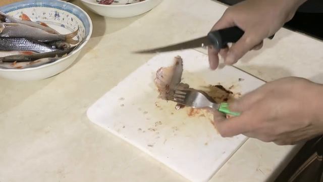 Как сделать филе из мелкой плотвы.