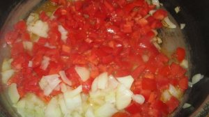 Скумбрия томленная в сковороде с овощами