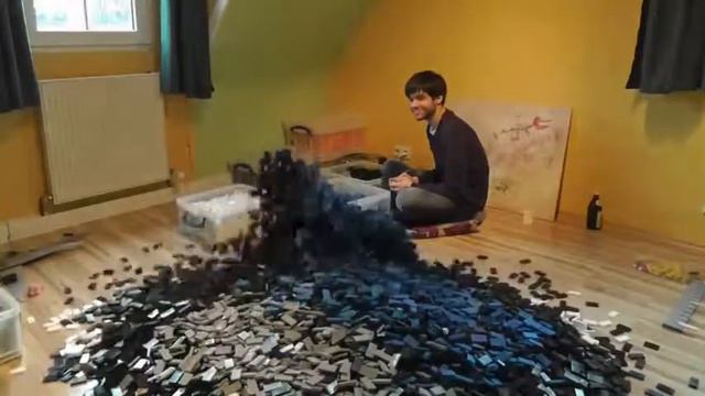 Развалился куб из 10 000 домино смотреть онлайн