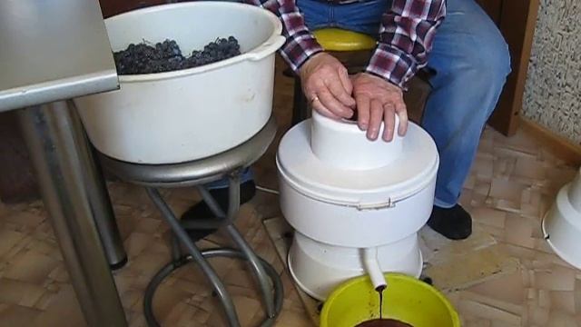 Мощная соковыжималка Салют -виноград можно загружать гроздями