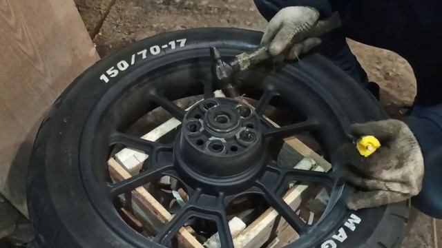 Замена сайлентблоков заднго колеса Omaks motrac 250 jj170mm. Первый запуск после зимы. смотреть онлайн