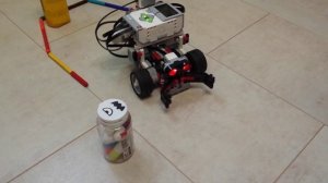 Робот EV3 с клешнёй собирает предметы