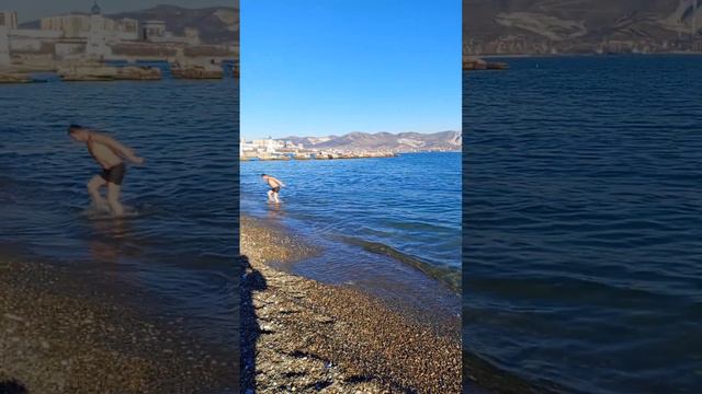 море погода супер мужик купается 🏊♀️ Новороссийск нажимайте на экран два раза