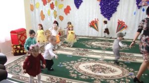 Праздник осени в детском саду / Игры под дождиком / Осенний Утренник