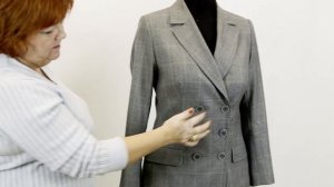 Модель женского костюма с двубортным жакетом в сером цвете Классический брючный костюм для женщины