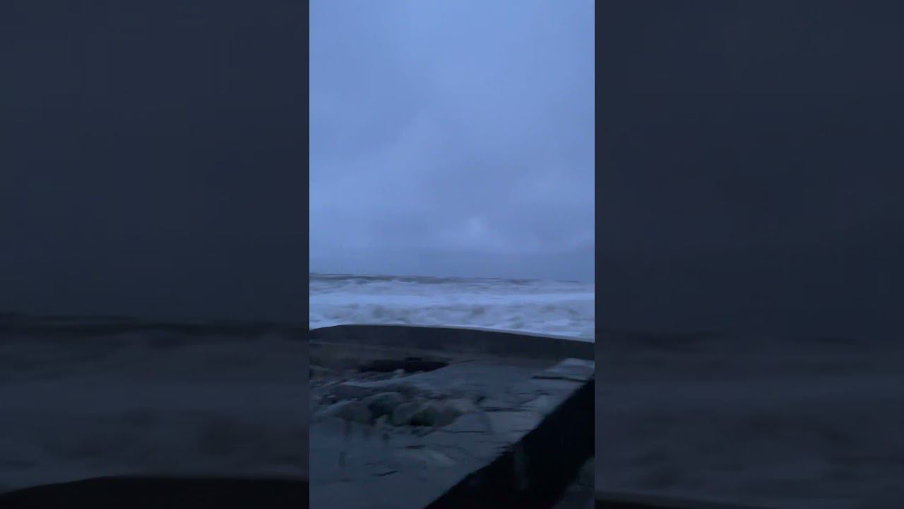 ВОТ что ПРОИСХОДИТ В ЛОО !!!! #лоо #море #сочи #пляж #шторм смотреть онлайн