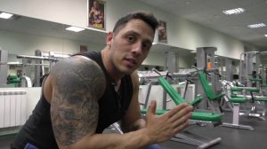 Жим гантелей сидя для средней дельты ( как накачать плечи)