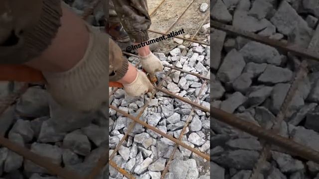 Крючки для вязки арматуры в действии. Автоматический крючок и на подшипнике с деревянной ручкой
