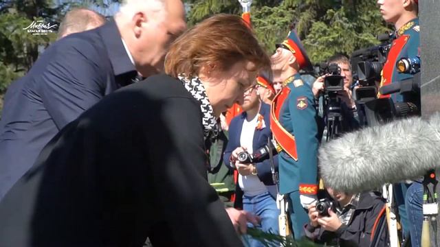 Возложение цветов на Пискарёвке