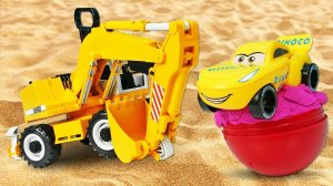 Сюрпризы в песке! Машинки в песочнице. Развивающие видео для детей