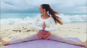 Йога Флоу ШПАГАТ - Самаконасана под звуки моря  | Мягкая растяжка | Она Волна |