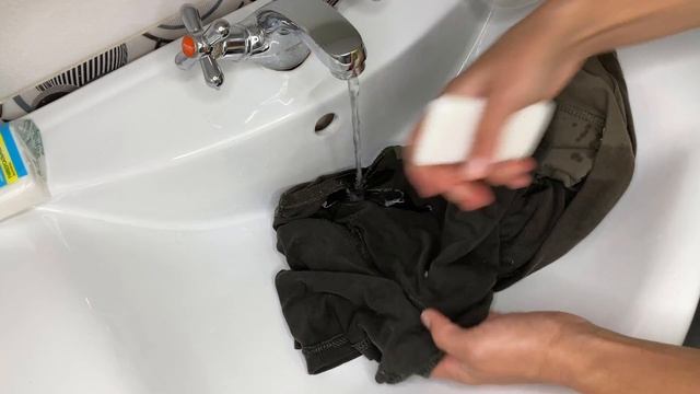 Как ОТСТИРАТЬ БЕЛЫЕ ПЯТНА ОТ ПОТА и ДЕЗОДОРАНТА под мышками с темной одежды, на черной одежде