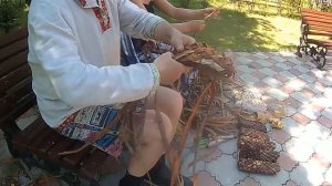 теперь и в россии можно научиться плести лапти бесплатно за 30мин