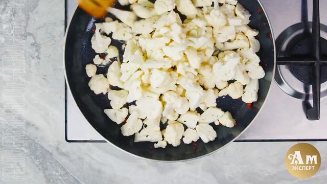 Паста с беконом, тушёным луком и цветной капустой смотреть онлайн