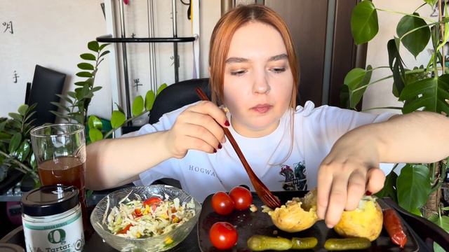 МУКБАНГ | Крошка картошка, салат из капусты | Mukbang | Stuffed potatoes, cabbage salad 🥗