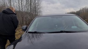 Чувак просто не выдержал и решил отлить прямо возле машины! Хайрутдиновы.