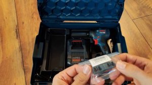 Unpacking / unboxing cordless impact driver Bosch GDR 18V-200 C 06019G4106